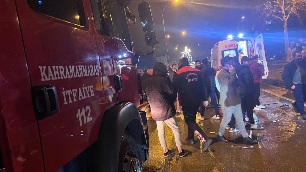 Kahramanmaraş’ta otomobil refüje çarptı! Yaralılar var