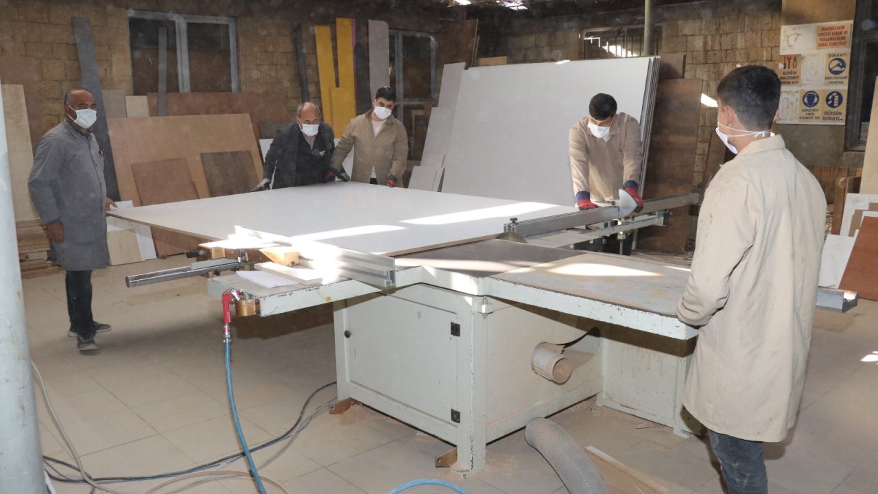 Kahramanmaraş’ta 8 Milyonluk Ciroyla Öğrenciler Hastane Mobilyası Üretiyor!