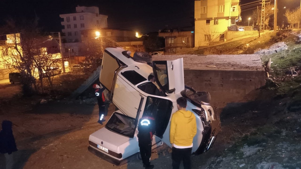 Kahramanmaraş'ta Akıllara durgunluk veren anlar! Pikap uçtu otomobilin üzerine düştü!
