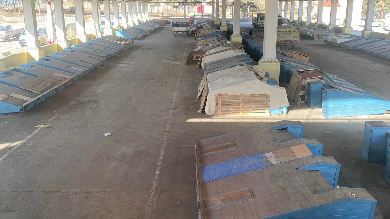 -13’ü gören Afşin’de Pazar tezgahları kapandı!