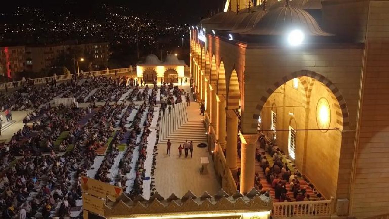 Kahramanmaraş’ta İlk Teravih Namazı 10 Bin Kişiyle Kılındı!