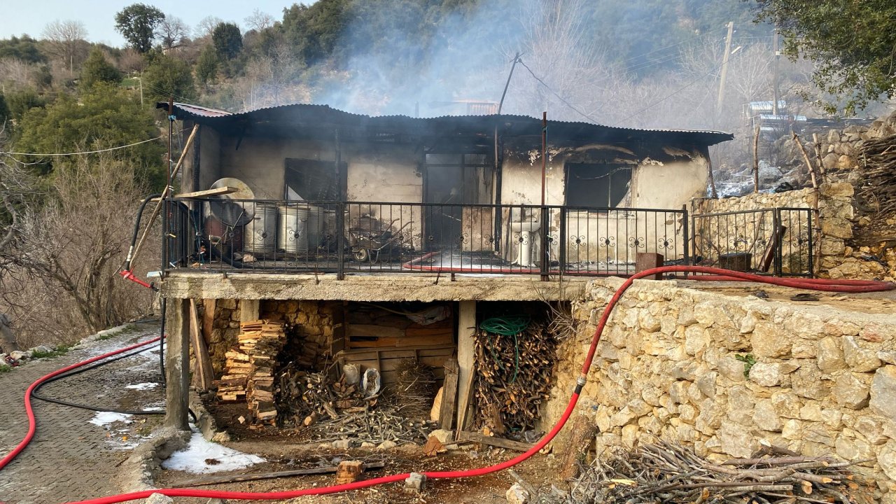 Andırın'da ev yandı!