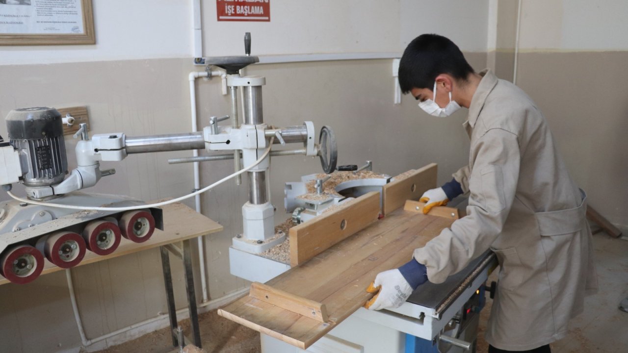 Kahramanmaraş'ta Eski Sıralar Yenilenerek Okullara Kazandırılıyor!