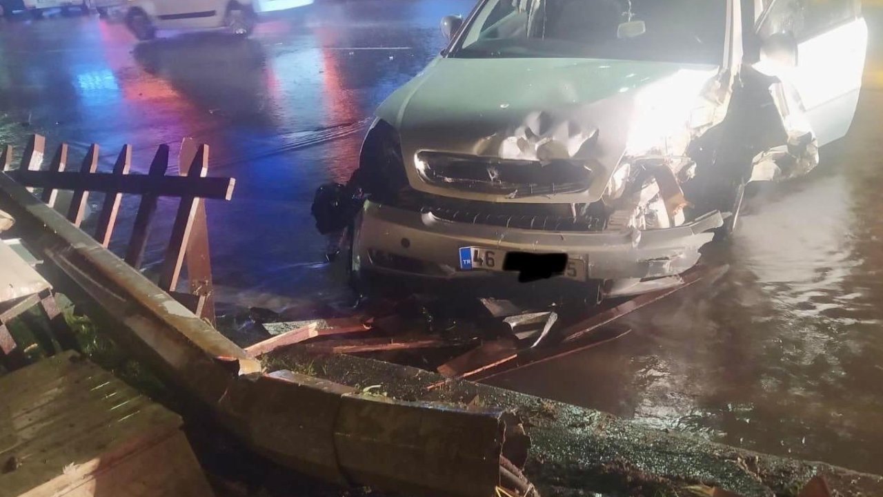 Kahramanmaraş’ta otomobil refüje çarptı: 2 Yaralı