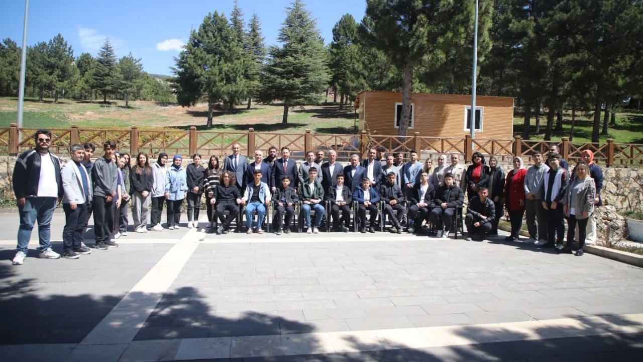 Yalnız Ardıç'ta Şiirle Buluşma: Öğrenciler Doğayla İç İçe Sanatla Nefes Aldı