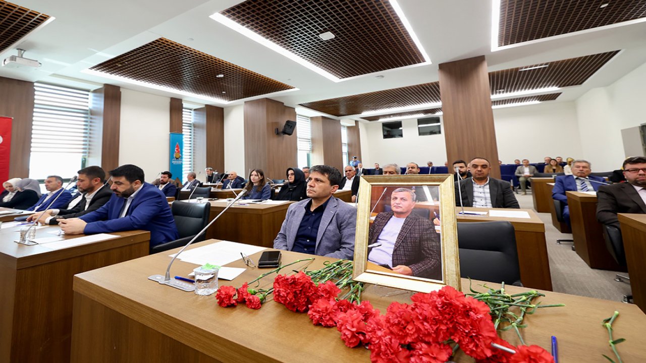 Onikişubat Belediye Meclisi, vefat eden Menderes Akıllı’yı unutmadı!