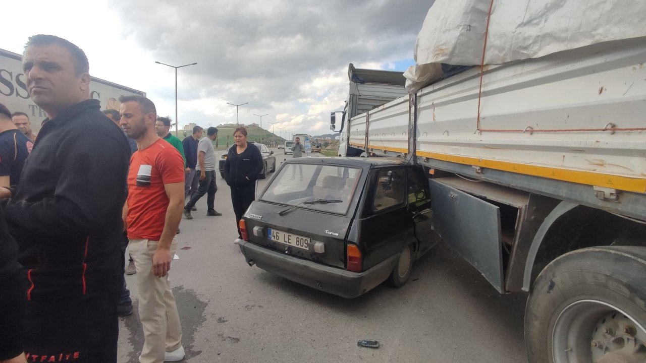 Kahramanmaraş’ta otomobil tıra çarptı! 1’i ağır 2 yaralı