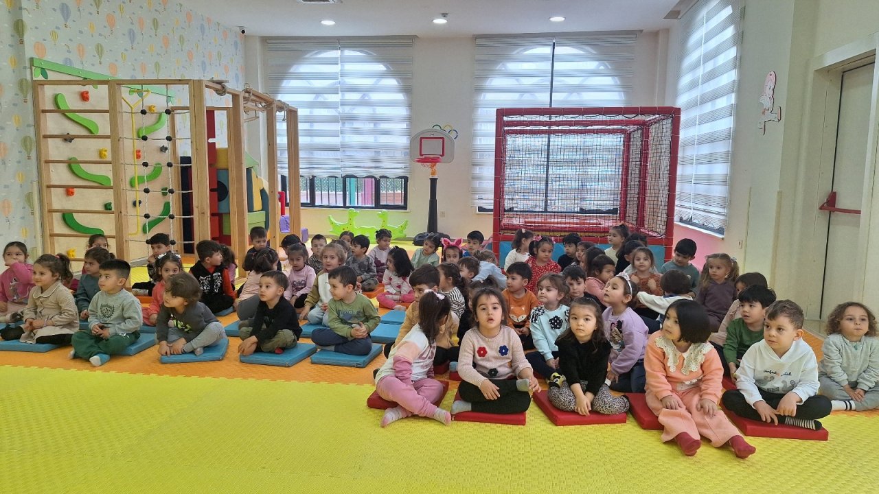 Şehit Hakan Akdere Gündüz Bakımevi’nin minikleri Türk Dünyası Masalları ile eğlendi!