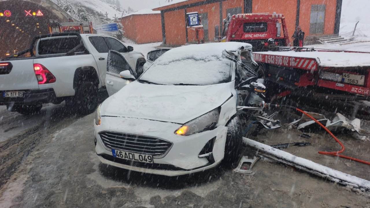 Kahramanmaraş’ta otomobil çekiciye çarptı: 1 can kaybı!