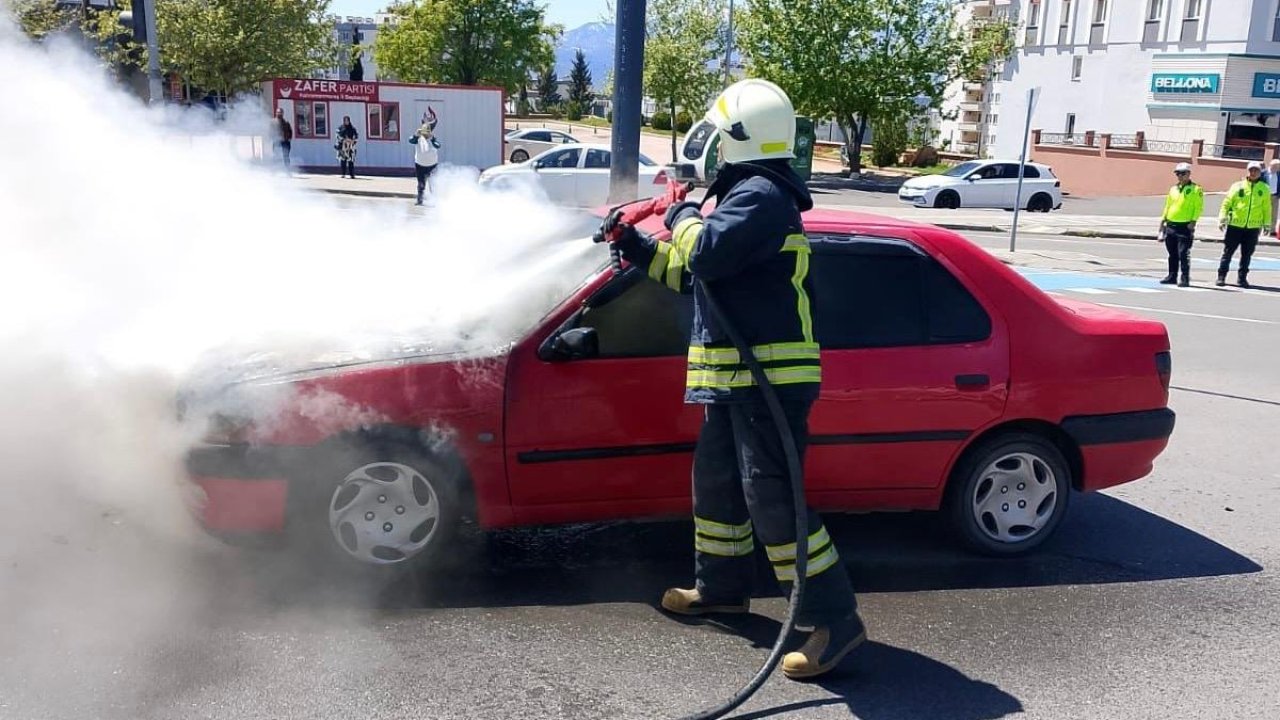Kahramanmaraş’ta seyir halindeki otomobil alev aldı!