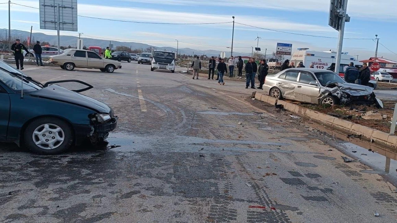 Afşin’de iki otomobil çarpıştı: 2 yaralı