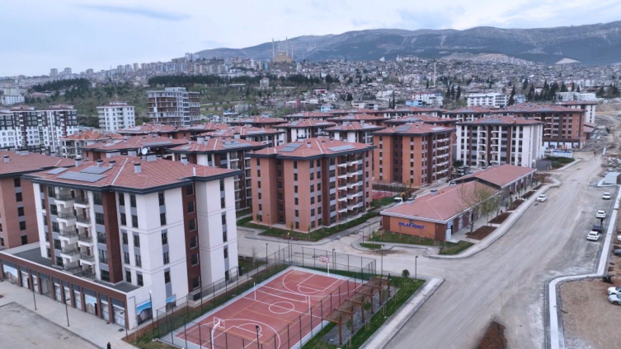 Bakan Kurum: "Ebrar Sitesi'nin yerine yaptığımız güvenli, konforlu konutlarımızı tamamladık"