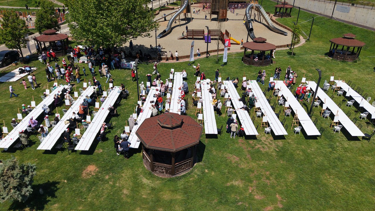 Minikler, Anne Babalarıyla Tuval Başına Geçerek Hayal Güçlerini Sanata Döktü