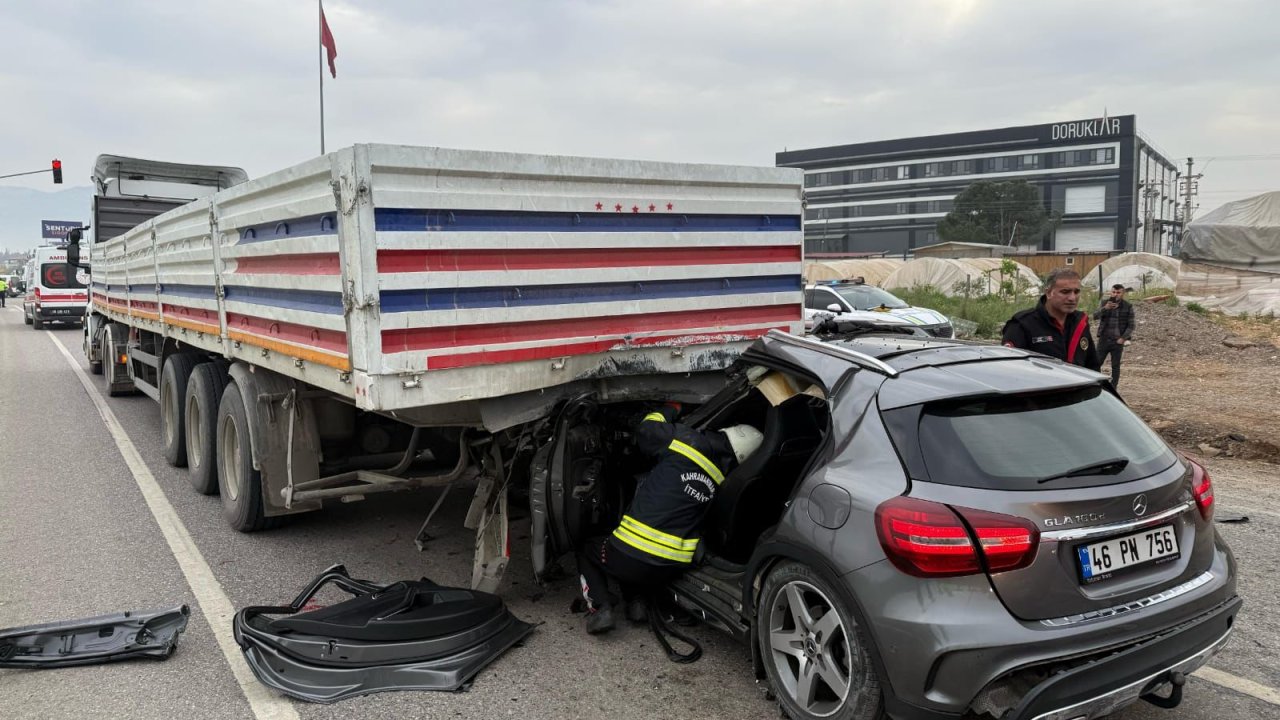 Kahramanmaraş’ta otomobil tıra ok gibi saplandı!