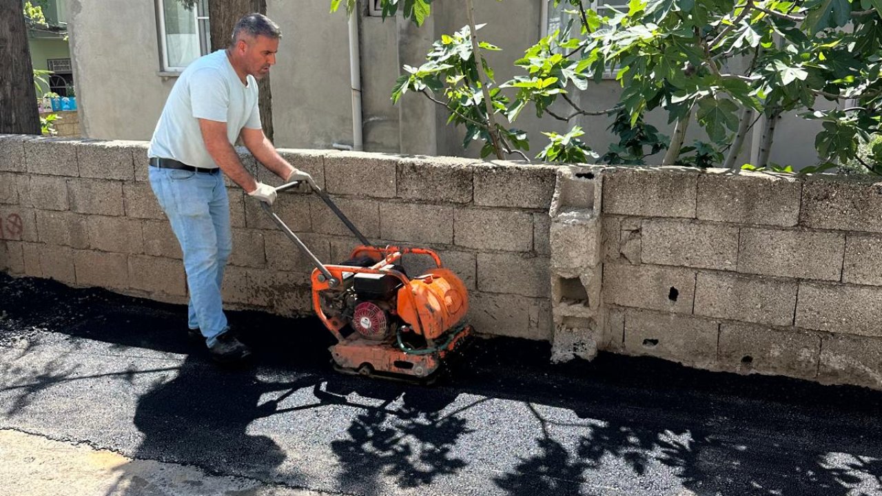 Onikişubat Belediyesi,Mağralı Mahallesi’ndeki yol tahribatlarını gideriyor