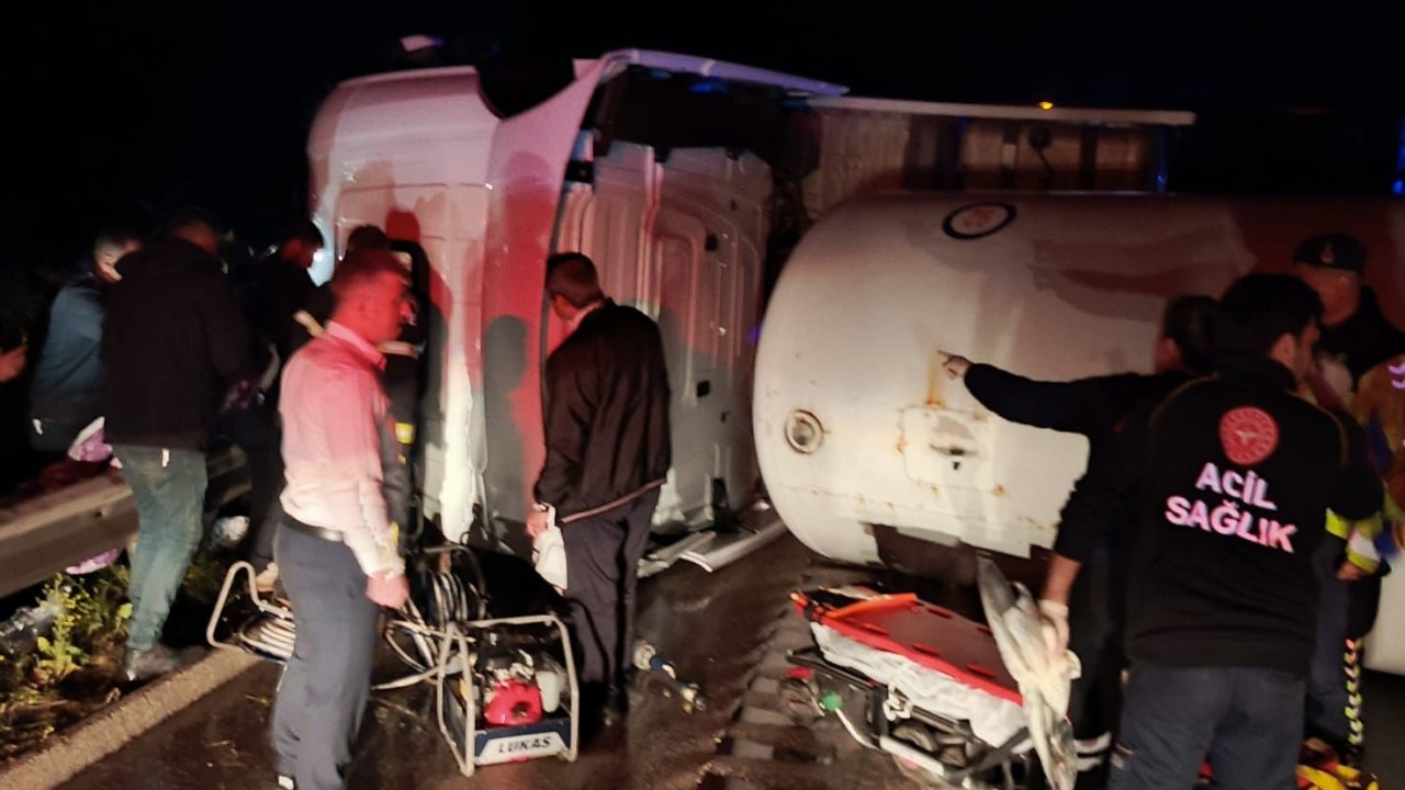 Kahramanmaraş otobanda tır devrildi: 3 yaralı