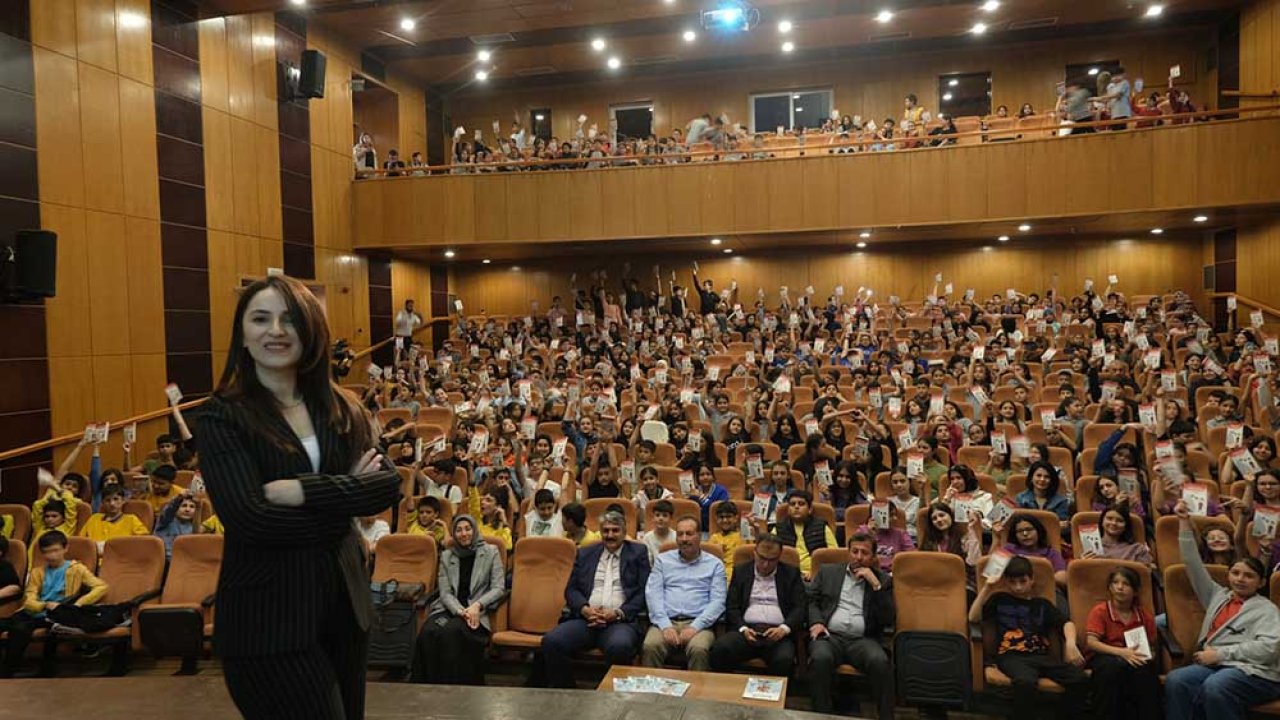 Onikişubat Okuyor’da bu hafta ‘Kelimelerle Örülen Dünyamız’ konuşuldu!