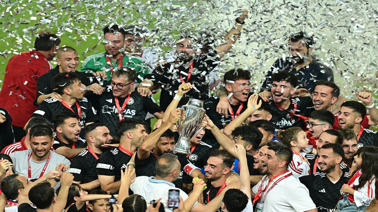 Kahramanmaraş İstiklalspor kupayı kaldırdı!