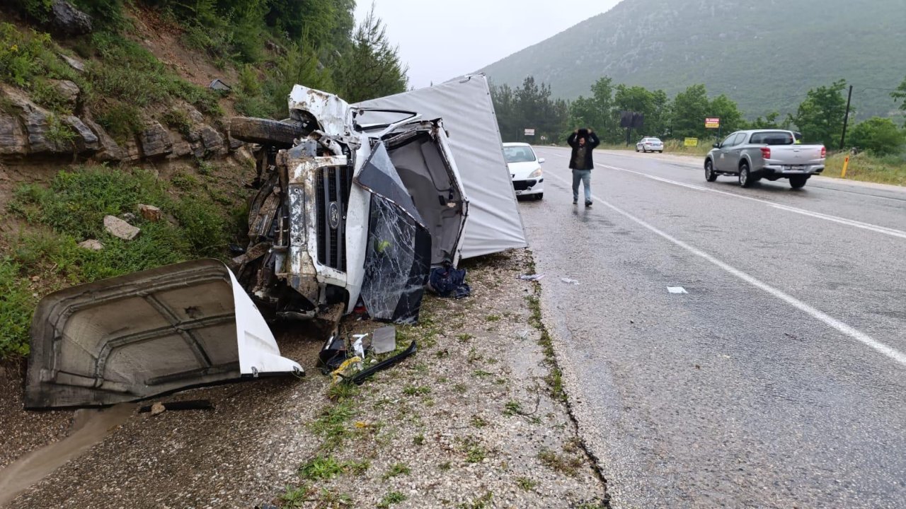 Andırın’da kamyonet devrildi: 1 yaralı