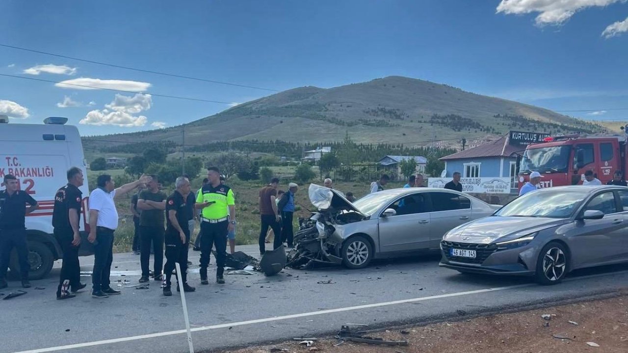 Kahramanmaraş'ta iki otomobil çarpıştı: 6 yaralı !