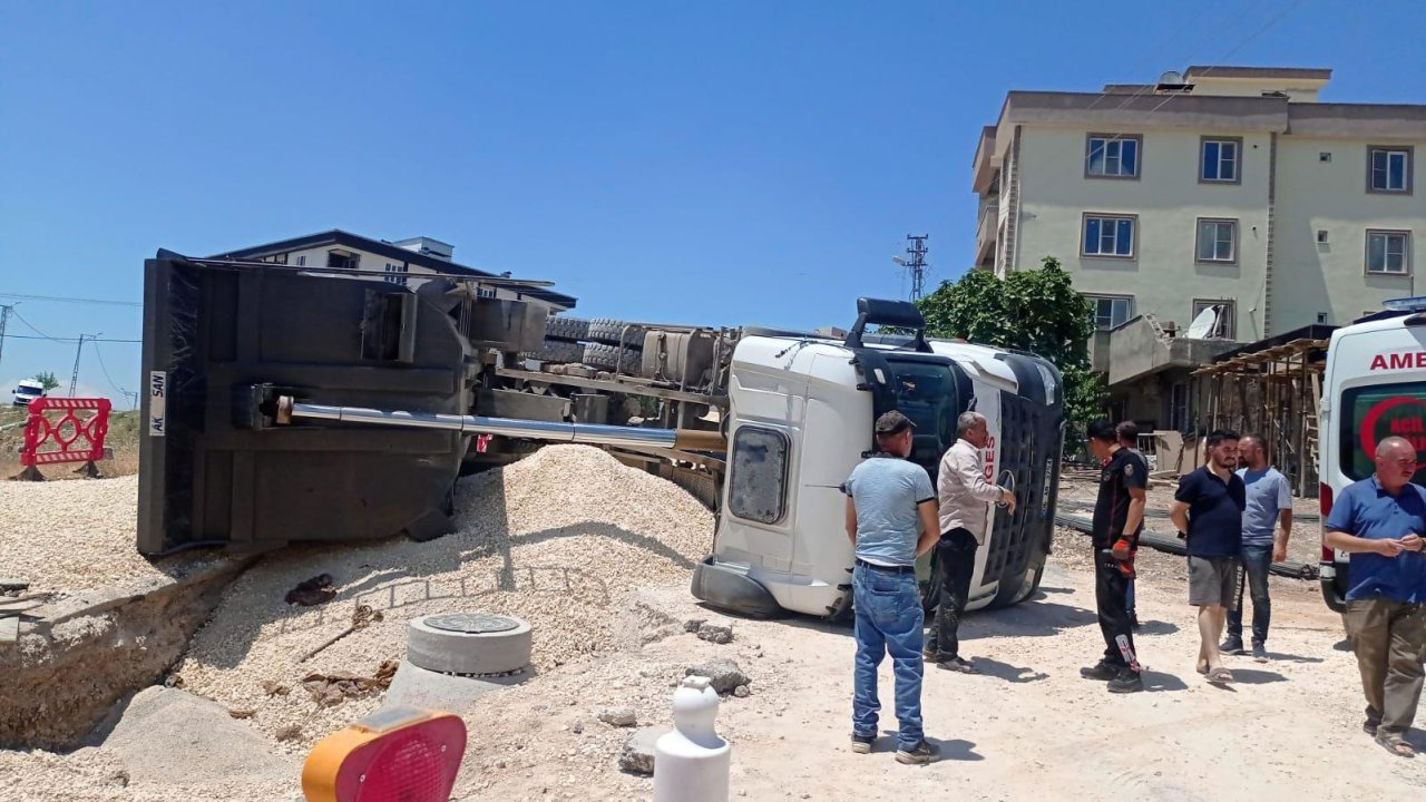 Kahramanmaraş’ta kamyon yan yattı!