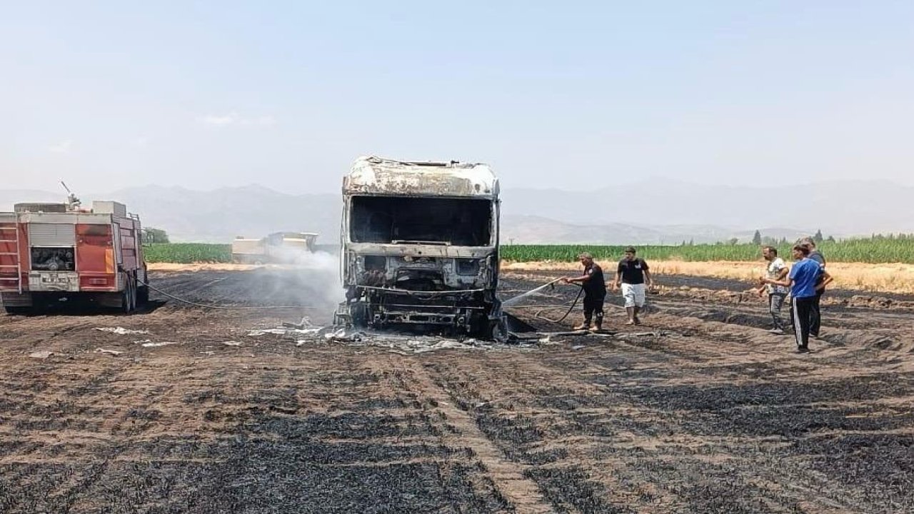 Türkoğlu’nda tarladaki tır yandı!