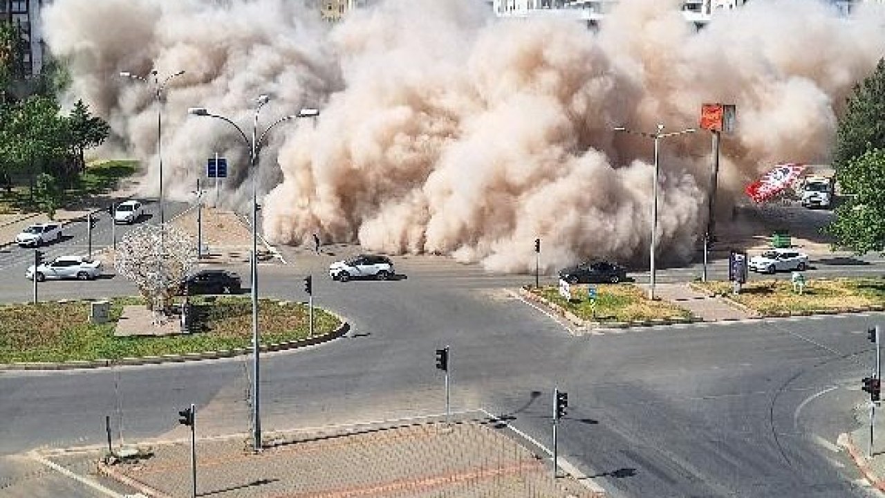 Kahramanmaraş'ta Yıkım Kazası: İş Makinesi Enkaz Altında Kaldı!