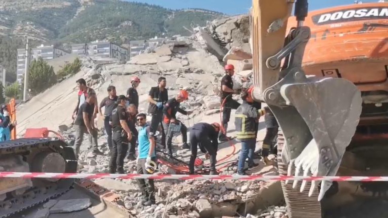 Kahramanmaraş'ta ağır hasarlı bina yıkılırken iş makinesi devrildi: Operatör hayatını kaybetti