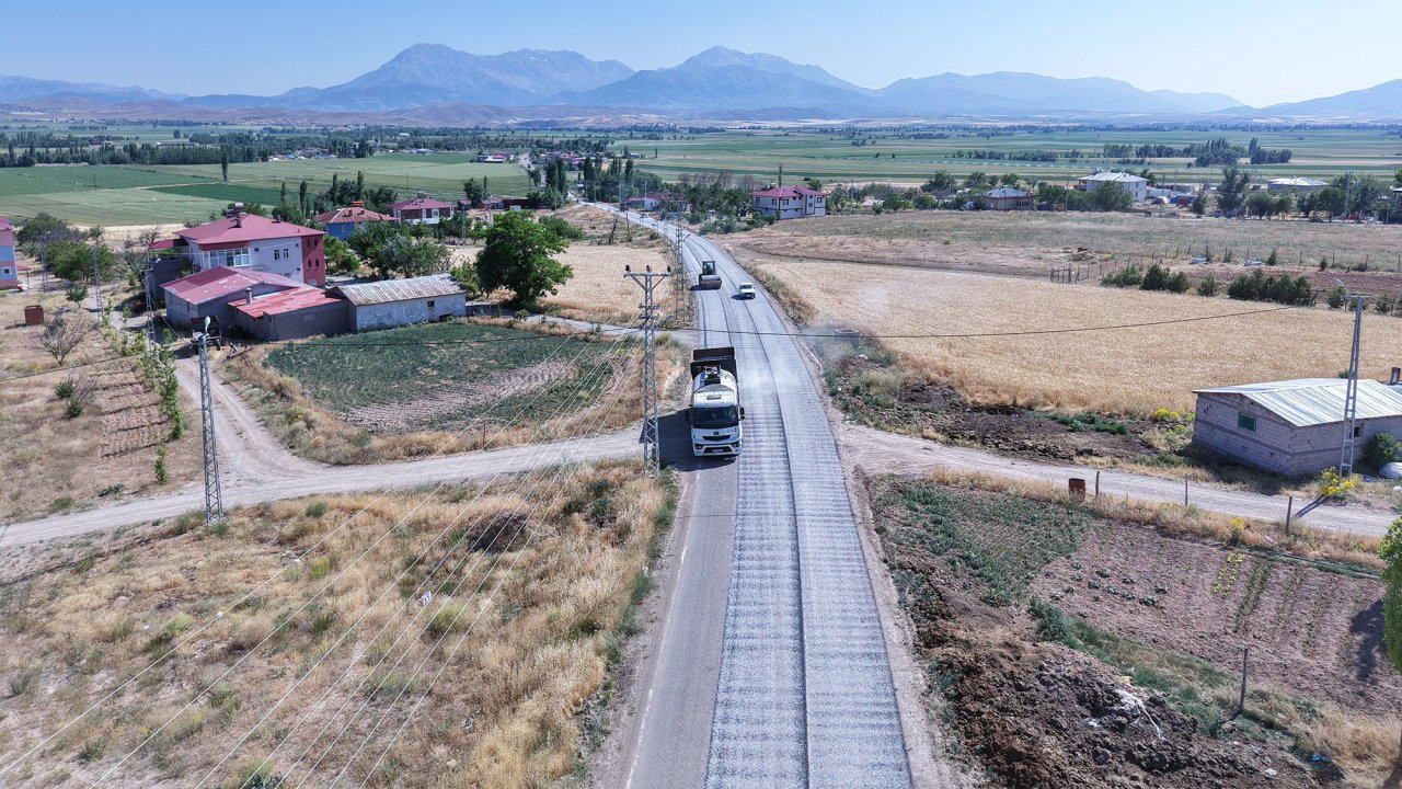 Kahramanmaraş Büyükşehir Afşin’de Bir Grup Yolunu Daha Yeniliyor!
