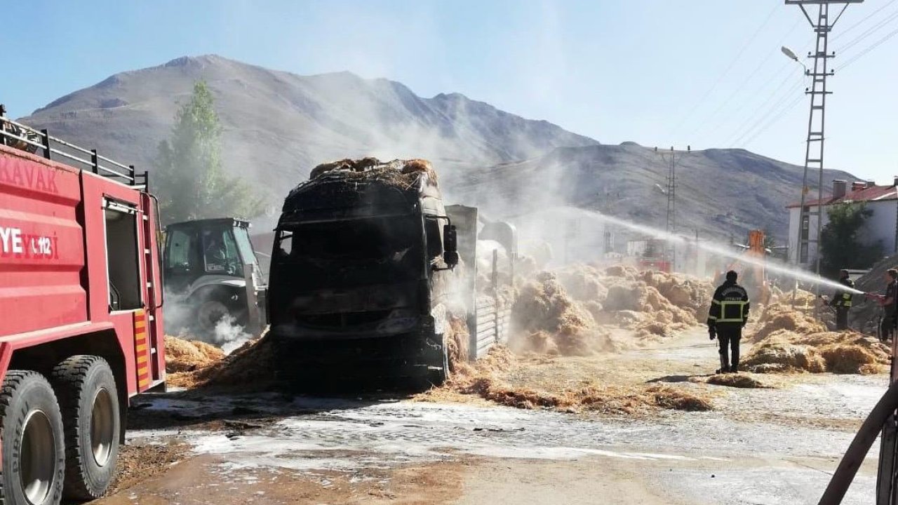 Kahramanmaraş’ta Saman Yüklü Tır Yandı!