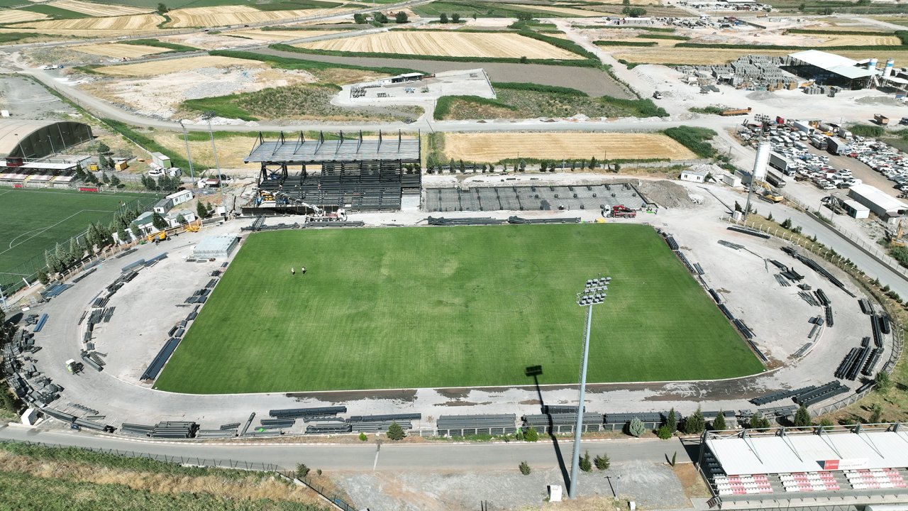 Kahramanmaraş’ın yeni futbol sahası hızla yükseliyor!