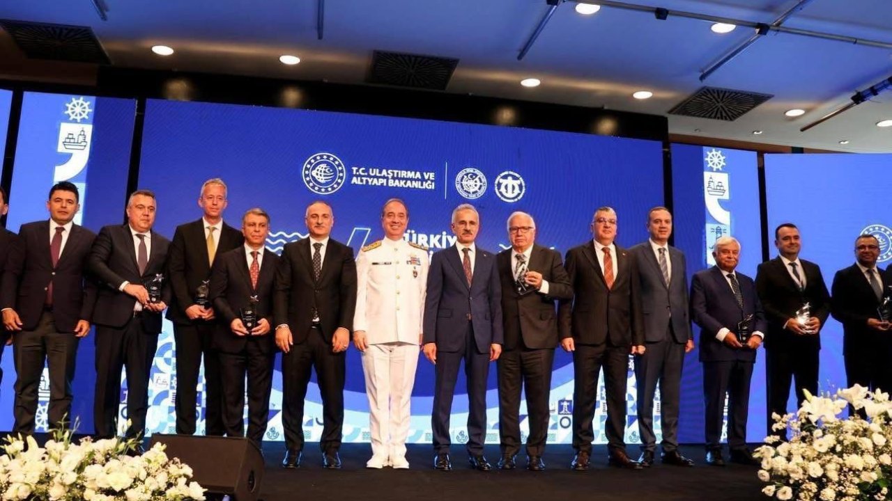 Türkiye Denizcilik zirvesinde Bakanlıktan Onur Ödülü!