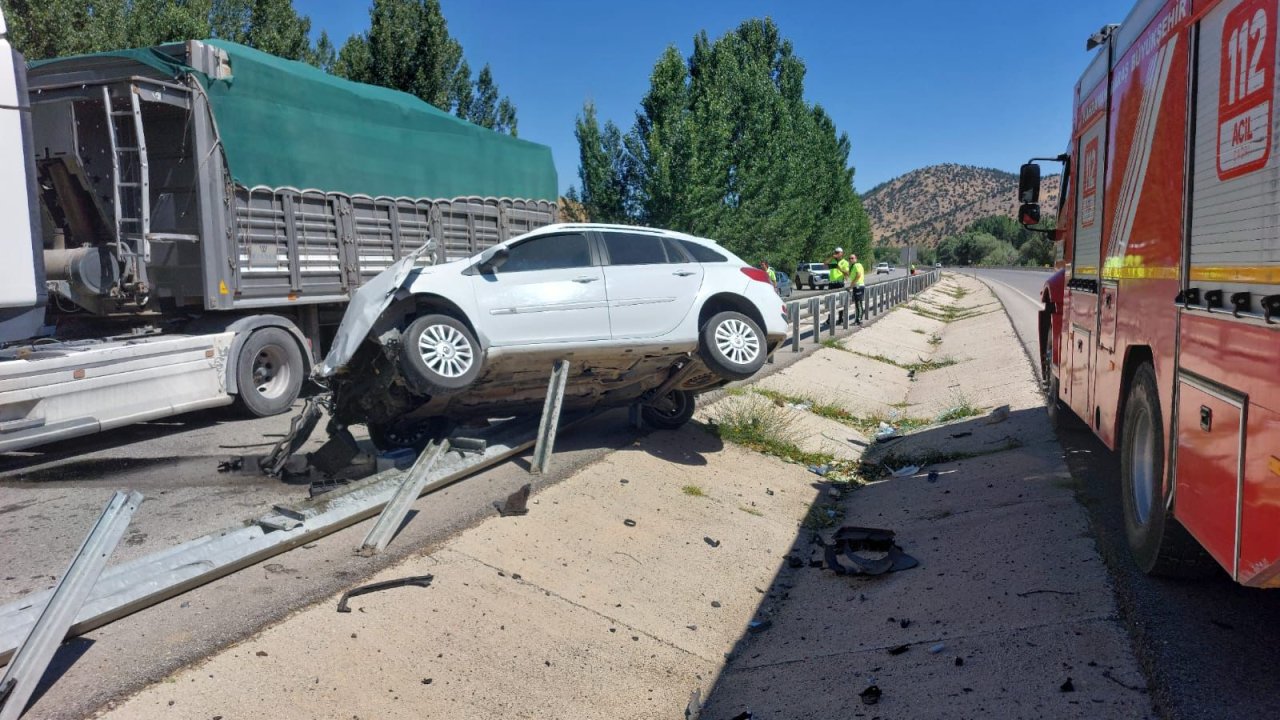 Göksun’da otomobil bariyerlere çarptı: 3 yaralı