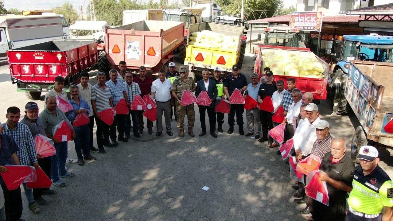 Kahramanmaraş’ta jandarma römorklara reflektörleri kendi elleriyle taktı!