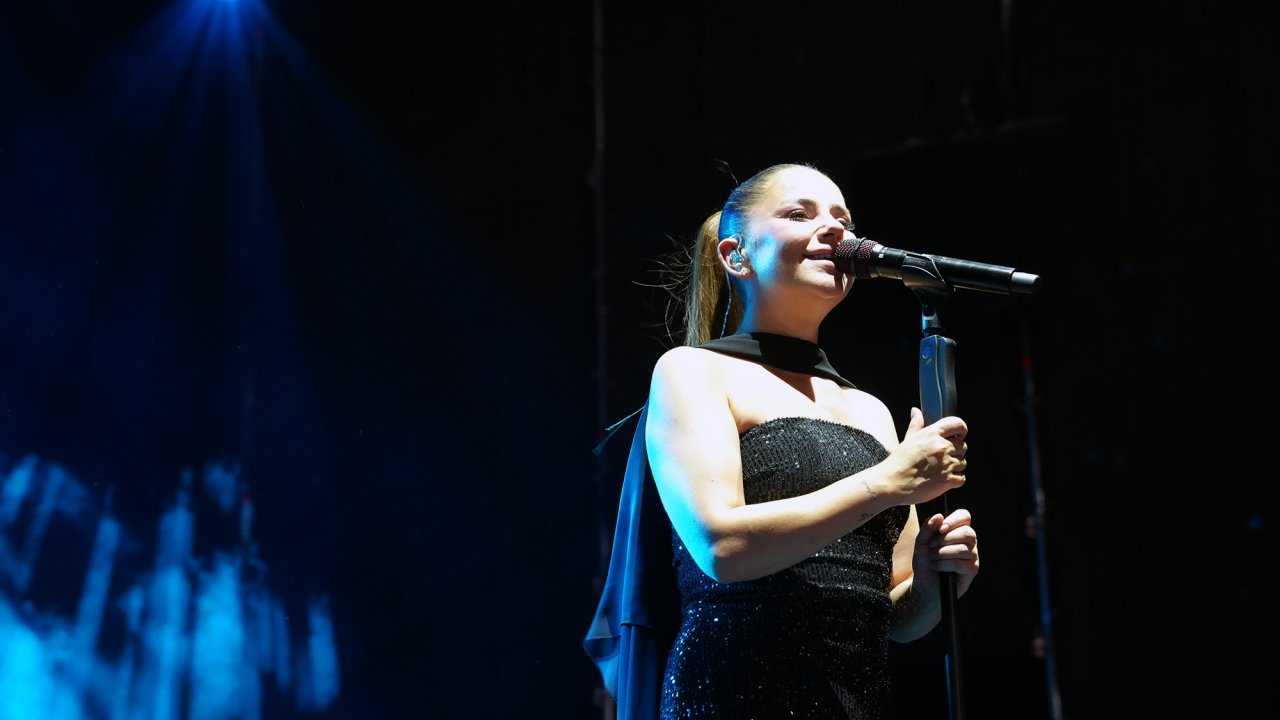 Merve Özbey Kahramanmaraş’ta sahneye damga vurdu!