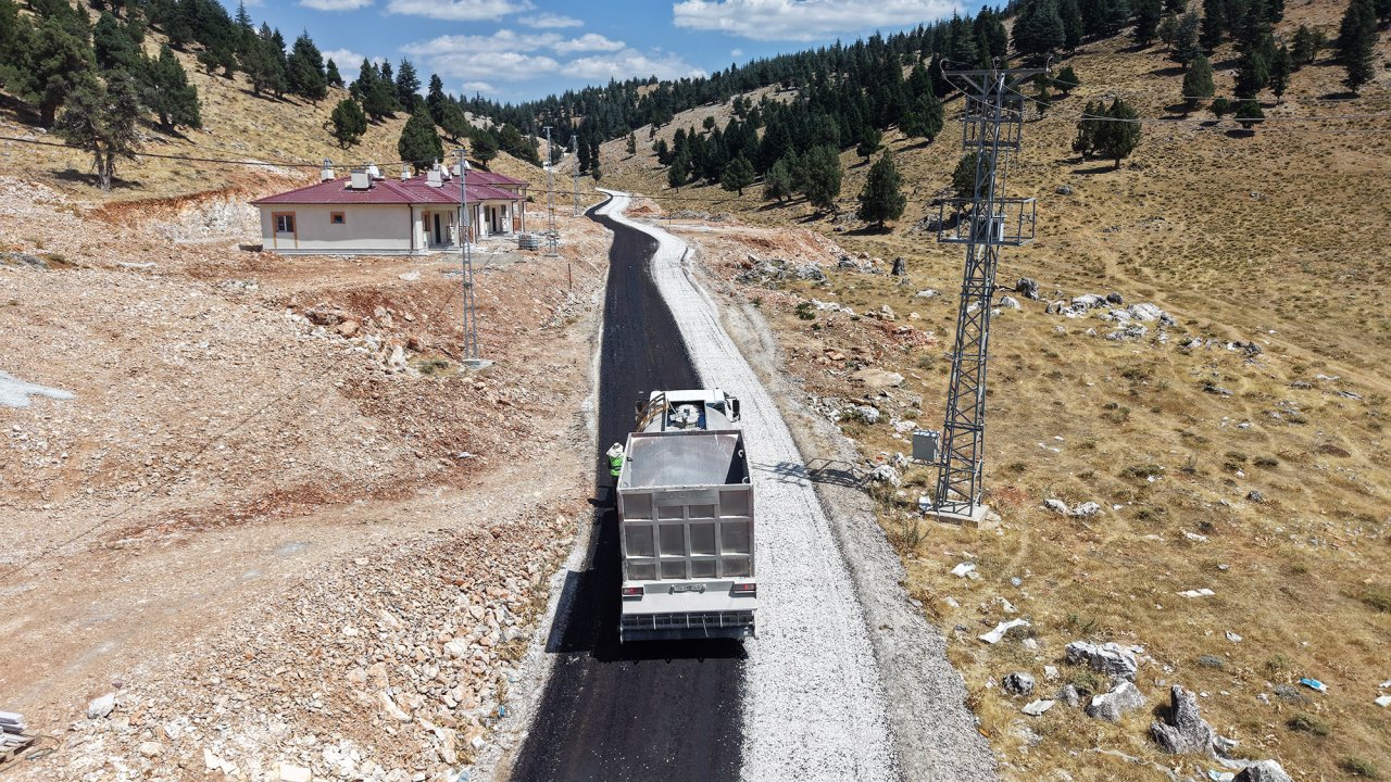 Göksun Kırsalında Konforlu Ulaşım İçin Büyükşehir Görev Başında!