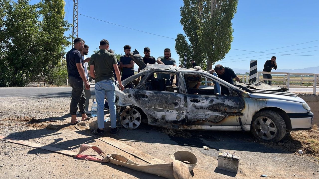 Kahramanmaraş’ta köprüden uçan otomobil yandı: 3 yaralı