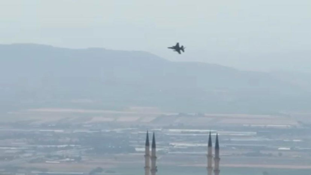 Kahramanmaraş’ta savaş uçakları Dünyan’nın en büyük Türk Bayrağı için havalandı