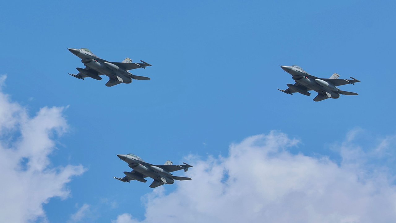 Savaşan Şahinler, Dünyanın En Büyük Türk Bayrağını gösteri uçuşuyla selamladı!