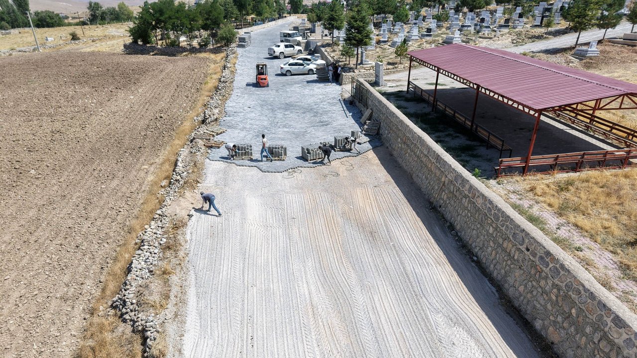 Büyükşehir’den Elbistan Kırsalına 5 Bin Metrekarelik Kilit Parke!