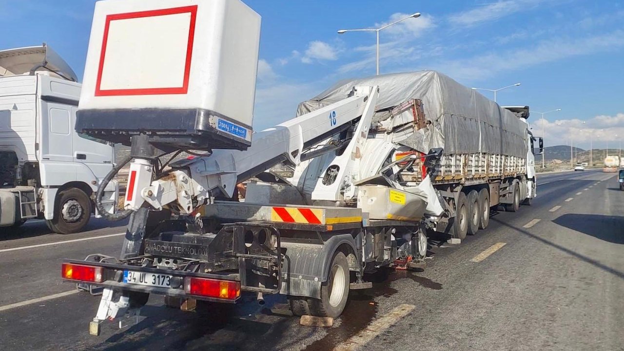 Pazarcık’ta tıra çarpan sürücü öldü!