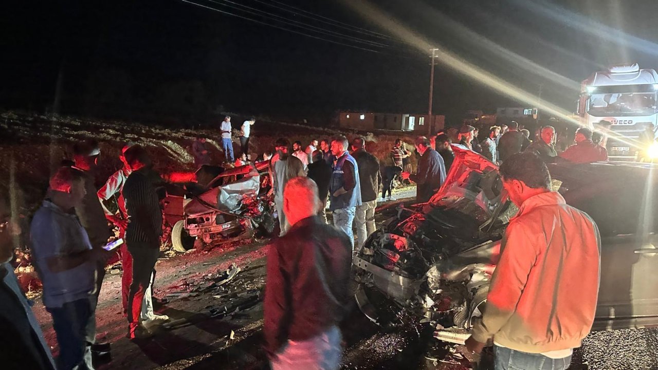 Kahramanmaraş’ta iki otomobil kafa kafaya çarpıştı: 5 yaralı!