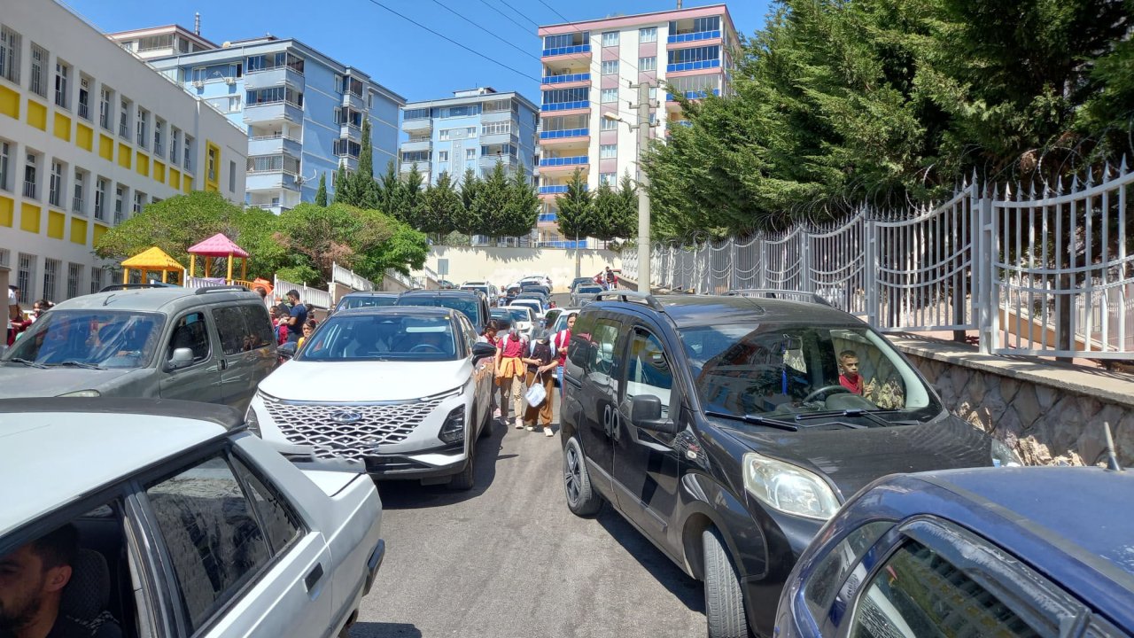 Kahramanmaraş’ta Trafik Çilesi: Okul Önlerinde Kural Tanımazlık Krize Dönüşüyor!