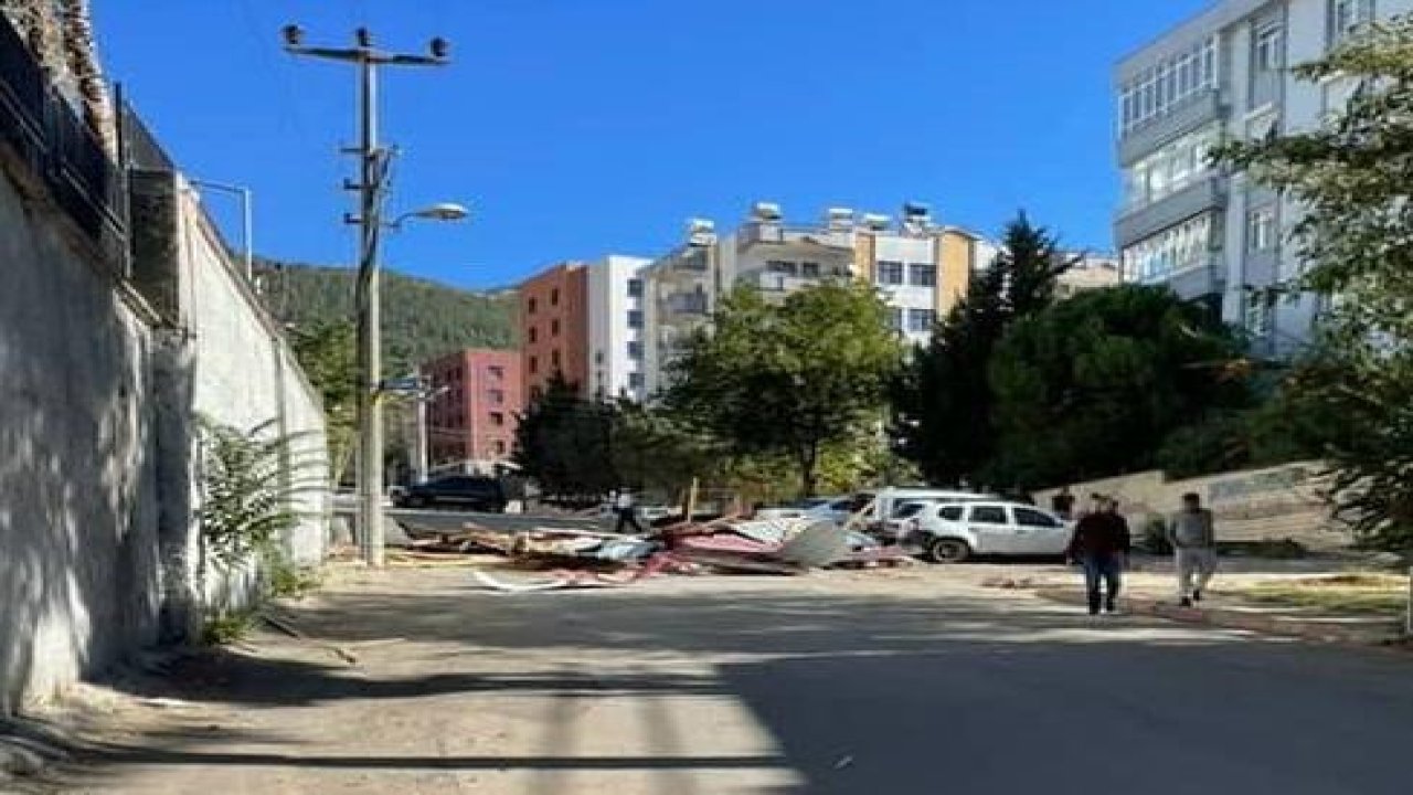 Kahramanmaraş’ta Şiddetli rüzgar çatıları uçurdu elektrik direklerini devirdi!