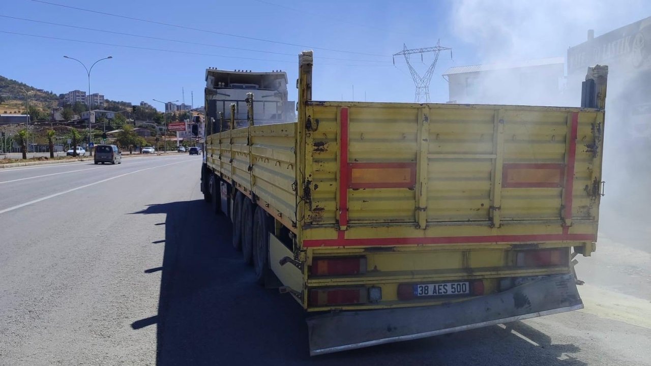 Kahramanmaraş’ta lastikleri yanan tır korkuttu!