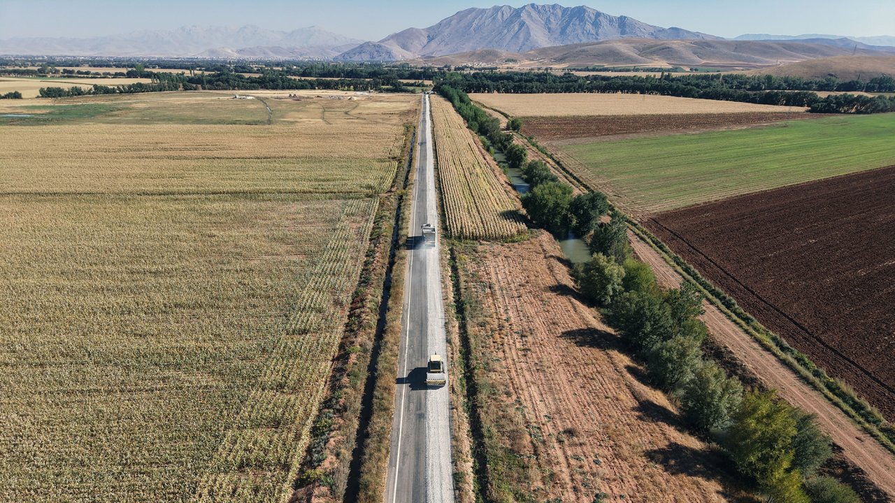 Büyükşehir’den Elbistan Kırsalına Kesintisiz Yol Hizmeti!