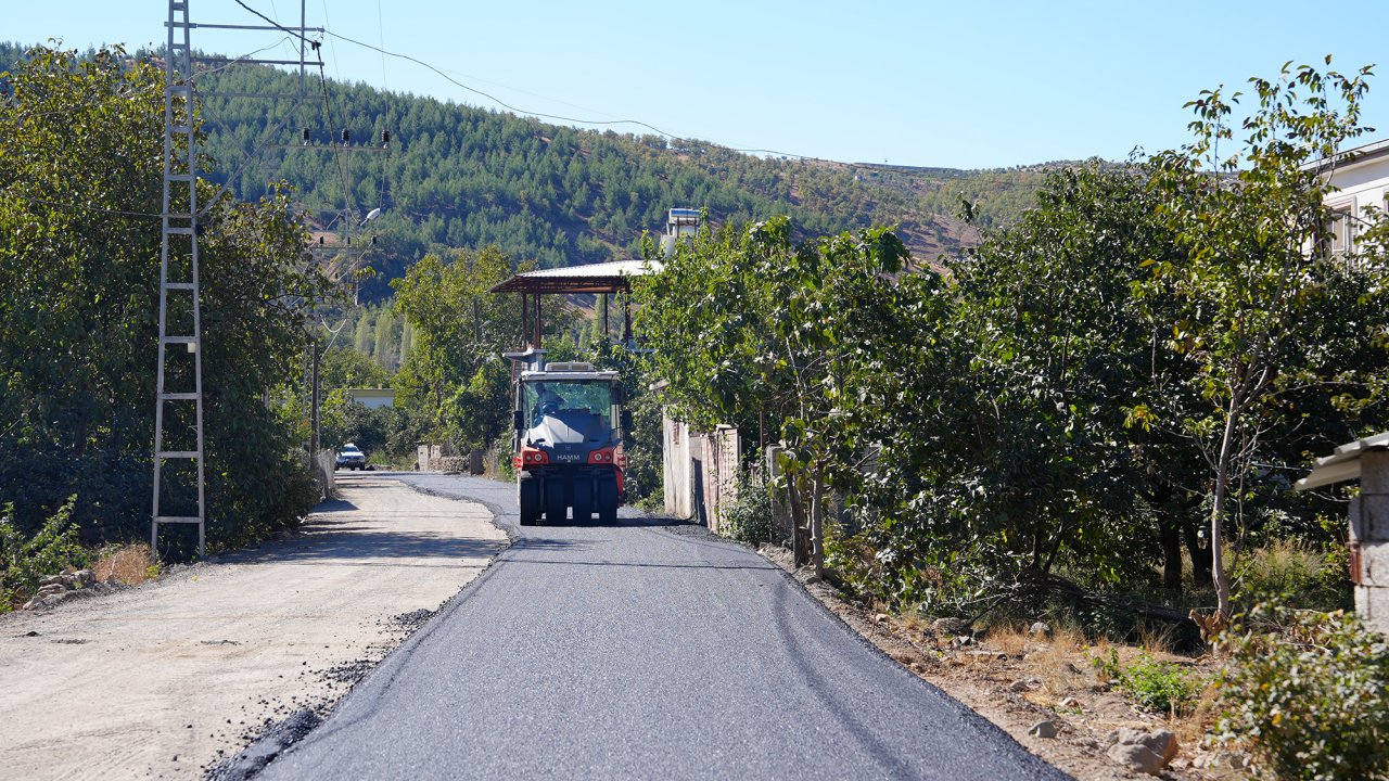 Büyükşehir, Türkoğlu Avşarlı’nın Ulaşım Sorununu Çözüme Kavuşturuyor