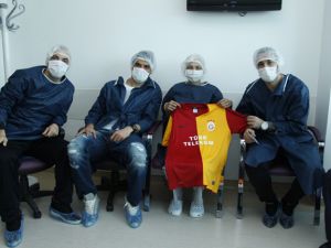 Galatasaraylı Futbolcular Kanser Hastalarına Moral Verdi