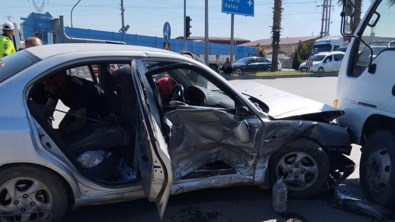 Kahramanmaraş’ta hafif ticari araç ile otomobil çarpıştı: 3 yaralı