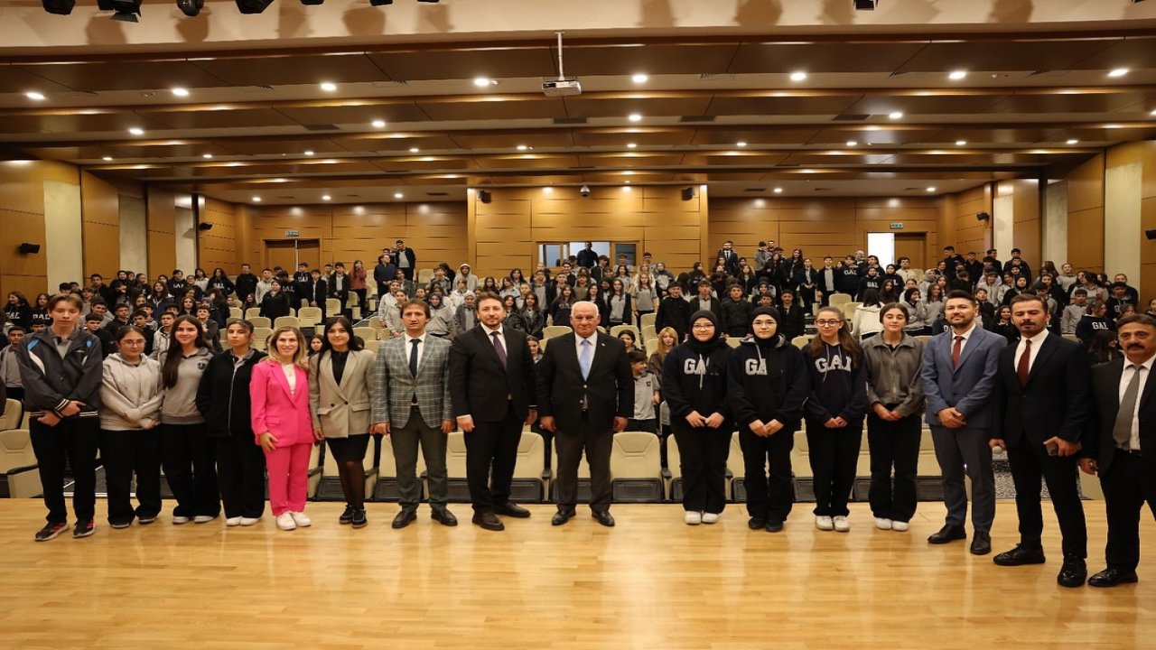 Başkan Cüce Gençlerle Kariyer Günlerinde Buluştu!